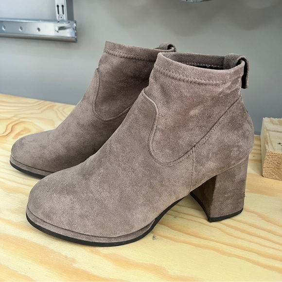Taupe booties with churchy heels in size 7, great condition - Picture 3 of 6